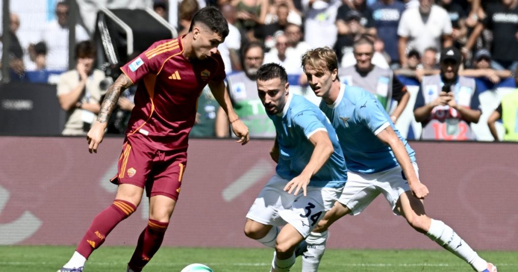 Matias Soulé e Mario Gila a duello in Lazio-Roma (Getty Images)