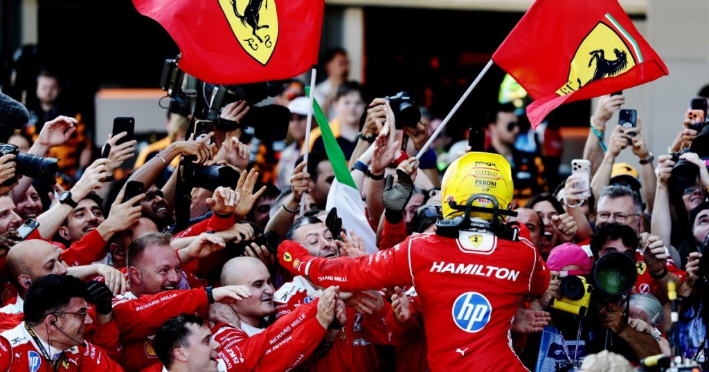 L'esultanza della Scuderia Ferrari dopo il successo di Lewis Hamilton al Gran Premio di Barcellona 2026