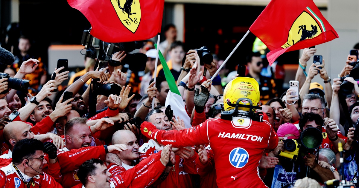 L'esultanza della Scuderia Ferrari dopo il successo di Lewis Hamilton al Gran Premio di Barcellona 2026