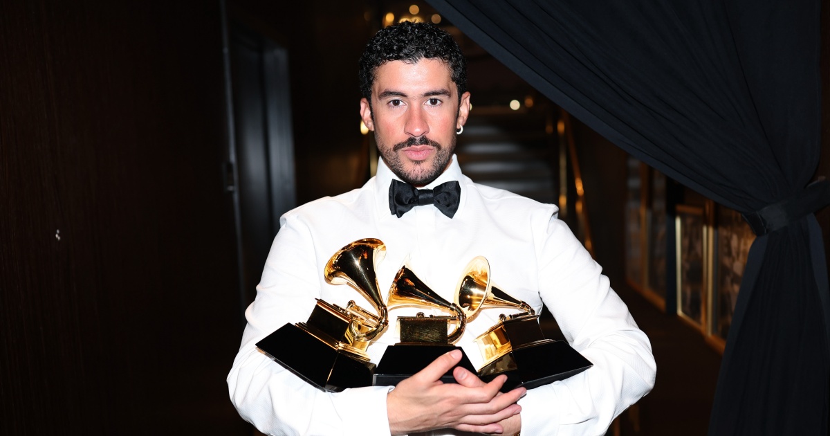 Bad Bunny posa con i Grammy Awards vinti nel 2026