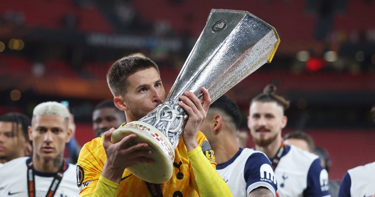 Guglielmo Vicario bacia la coppa dell'Europa League vinta con il Tottenham